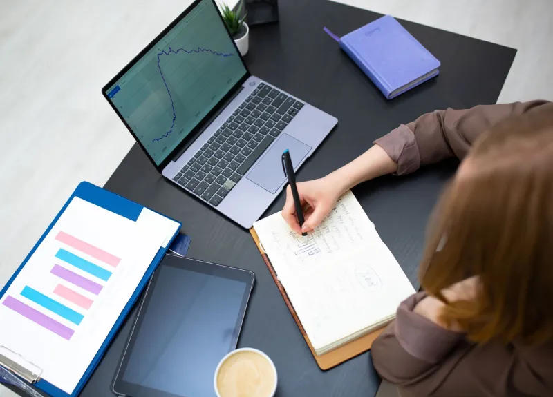 Paid Forex Courses vs. Free Forum Knowledge: Where Traders Actually Learn to Win